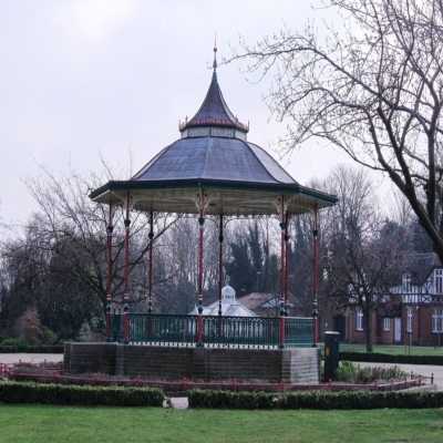 Bandstand_in_Queens_Park_Chesterfield-_geograph.org_.uk_-_2334791-1.jpg